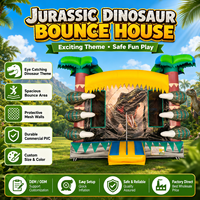 Château gonflable commercial sur le thème de la jungle avec murs en filet, palmiers et zone de jeu interactive pour enfants