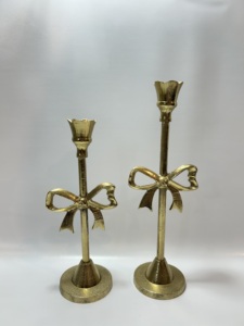Ensemble de 2 élégants bougeoirs en aluminium doré avec nœud en ruban, supports métalliques pour bougies coniques, centre de table festif, décoration d'intérieur hivernale - Product Image 2