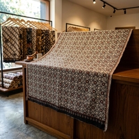 Kain Batik Tulis Katun Indonesia Buatan Tangan dengan Motif Tradisional Mtik Klasik Sogan Putih Hitam Tekstil Premium