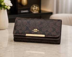 Portefeuille long en toile pour femme avec fermoir à rabat et quincaillerie dorée, portefeuille long de luxe imprimé monogramme pour femme avec détails dorés - Product Image 1