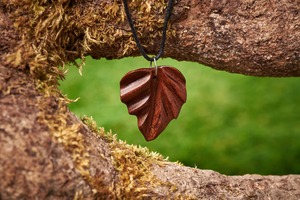 Collier pendentif feuille en bois marron naturel, motif sculpté, cordon noir, longueur réglable, bijoux artisanaux - Product Image 2