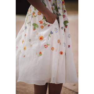 Eliza Summer-Robe midi décontractée sans manches avec broderie et poches, taille naturelle, style intemporel pour adultes - Product Image 2