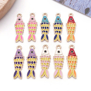 Colgante de aleación de zinc con forma de pez <span class=keywords><strong>Koi</strong></span> esmaltado, 8x26mm, tono dorado, con 1 bucle, para pendientes colgantes de playa - Product Image 1