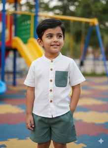 Ensemble chemise et short en coton et lin pour garçons |   Tenue d'été respirante pour enfants, verte et blanche avec poche, fabriquée en Inde - Product Image 4