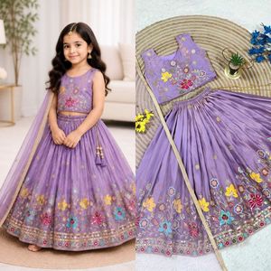 Lehenga Choli de Seda Suave con Bordado de Lentejuelas y Dupatta de Tela de Red, para Bodas, Venta al Por Mayor por Royal Export - Product Image 2