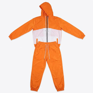 Nuevas llegadas: Conjuntos de pantalones cortavientos de nailon de alta demanda para hombre, en naranja y blanco, con logotipo personalizado, para verano, conjunto de sudaderas con capucha estilo streetwear para hombre. - Product Image 1