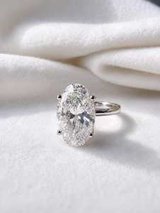 Anillo Solitario con Diamante Ovalado de 5 Quilates Cultivado en Laboratorio, Corte Clásico Catedral, Color F, Claridad VVS2, Certificado IGI - Product Image 4