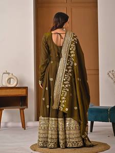 Ensemble de robe Anarkali en soie vert olive, broderie dorée, tenue ethnique pour mariage, style pakistanais - Product Image 6