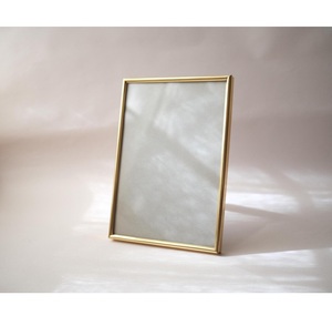 Cadre photo rectangulaire vertical en laiton moderne, support de table, cadre photo en laiton fait main de haute qualité, décoration intérieure - Product Image 1