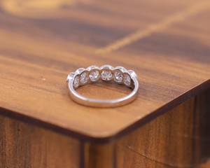 Anillo de media banda con 6 piedras de moissanita de corte redondo para mujer, plata 925 original con engaste de bisel, regalo para joyería nupcial - Product Image 4