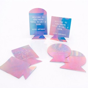 Plaque de message moderne en acrylique sur pied avec citation amusante « Bienvenue dans l'âge adulte » pour une présentation élégante sur le bureau - Product Image 1