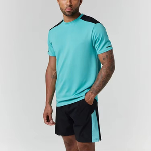 Ensemble T-shirt à col rond turquoise pour homme avec empiècements noirs aux épaules et short assorti, séchage rapide, tenue sportive d'été - Product Image 1