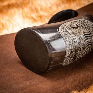 Jarra de Cuerno Natural Hecha a Mano, Inspirada en los Vikingos, Diseño Medieval Grabado con Agarre Perfecto para Cerveza, Cerveza Artesanal y Miel, en Oferta - Product Image 3