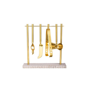 Juego de herramientas de bar con diseño tradicional y acabado dorado, que incluye abridor de botellas y jigger, a un precio económico. - Product Image 2