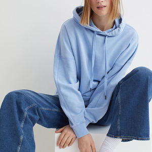 Sudadera con capucha corta informal para mujer, de color liso o estampada, anti-bolitas, de invierno, con bolsillos bordados delanteros y manga larga de punto. - Product Image 4