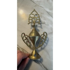 Support d'encensoir vintage en laiton avec plaque arrière en métal perforé de style gothique et poignées décoratives - Product Image 3