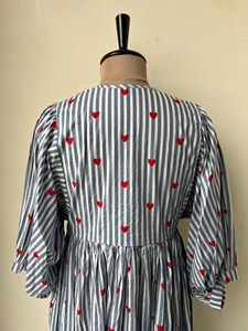 เดรสผ้าฝ้ายพิมพ์ลายหัวใจแขนพองผูกคอ - Product Image 5
