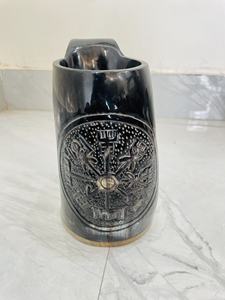 Chope à bière médiévale authentique en corne de bœuf véritable, sculptée et gravée à la main, avec base en bois, design fantaisie. - Product Image 2