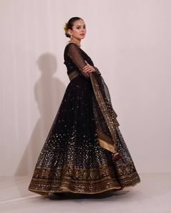 Robe indienne traditionnelle fantaisie en tulle souple avec broderies de fils et de sequins pour les occasions de mariage et les fêtes pour femmes - Product Image 2