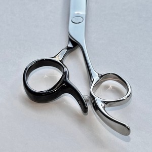 Tijeras de pelo liso profesionales japonesas de 6 pulgadas con hoja de titanio de acero inoxidable VG10, punta afilada curvada para uso en corte de pelo de salón - Product Image 3