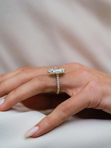 Bague de fiançailles de luxe en or avec halo de diamants de laboratoire taille radiant allongée et sertissage pavé, bijoux fins pour mariage - Product Image 3