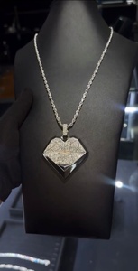 Colgante de Labios Geométricos de Plata 925 con Baño de Rodio Personalizado y Moissanita VVS, Amuleto 3D de Beso con Escudo de Corazón, Certificado EGL, Fábrica OEM ODM - Product Image 3