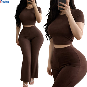 Conjunto Deportivo Casual para Mujer con Logotipo Personalizado, Top Corto y Pantalones Anchos de Cintura Alta con Corte Ajustado - Product Image 3