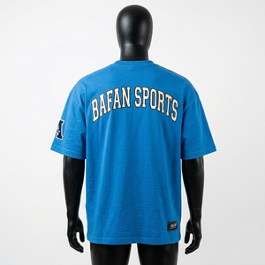 Camiseta premium oversize para hombre, 200 GSM, jersey de algodón peinado suave, azul brillante, blanco, con logo estampado en serigrafía estilo universitario. - Product Image 4