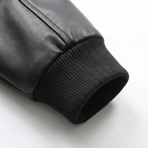 Chaqueta Varsity con Mangas de Cuero Negro |   Chaqueta Letterman Bordada |   Abrigo Oversize Estilo Urbano con Botones |   Fabricante OEM Personalizado - Product Image 6