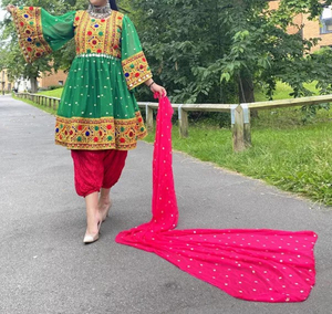 Vestido Afgano Bordado a la Moda, Hecho a Mano, Estilo Tribal Balochi, Vestido Étnico Kuchi, Hecho en Pakistán, Vestido Afgano Tradicional - Product Image 3