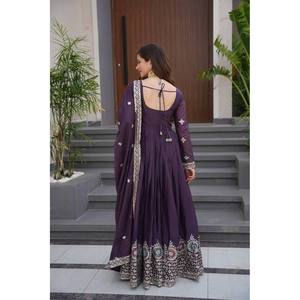 Robe et dupatta de créateur indiens et pakistanais avec broderies et sequins - Product Image 6