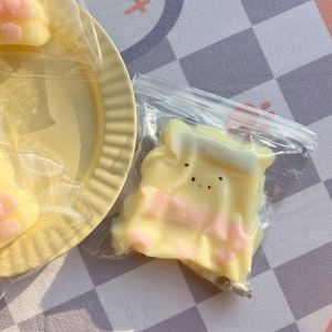 Divertido Juguete Antiestrés de Consola de Juegos KT, Suave, Pegajoso, de Rebote Lento, para Apretar, Colgante, Lindo - Product Image 1