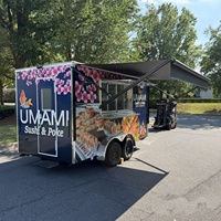 Remorque mobile de restauration asiatique avec auvent personnalisé et climatisation, idéale pour les sushis, les poke bowls, le teriyaki, les rouleaux de printemps – Parfaite pour les professionnels du street food.