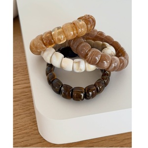 Brazalete Moderno de Resina con Características Decorativas Premium, Accesorio Elegante para Looks de Moda Inspirados en las Tendencias - Product Image 2