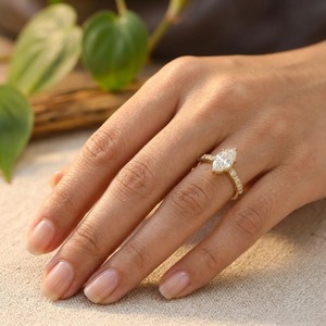 Anillo de Aniversario Chapado en Oro Amarillo con Seis Puntas y Diamante Marquise, Anillo de Compromiso Elegante con Moissanita, Regalo de Cumpleaños para Ella - Product Image 3