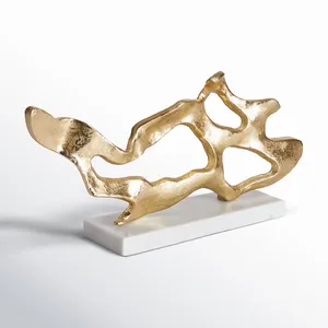 Sculpture en fer artisanale contemporaine, décoration artistique d'intérieur pour espaces design, élégante figurine en aluminium plaqué or faite à la main - Product Image 5