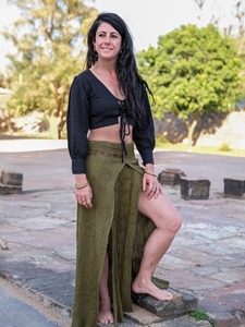 Top corto artesanal de algodón negro con cordones para mujer, blusa artesanal de manga larga abullonada con cuello en V, camisa estilo hippie para festivales. - Product Image 5