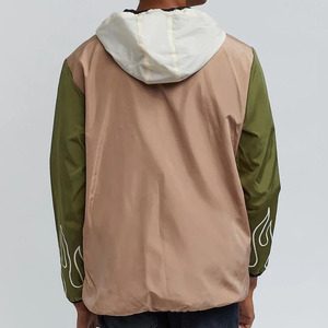 Chaqueta deportiva informal de lona de poliéster con logotipo personalizado OEM, estilo bomber, para hombre, ideal para invierno y actividades deportivas. - Product Image 4