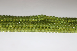 Vente en gros de perles rondes à facettes en péridot naturel de 4 à 5 mm de long pour la fabrication de bijoux boules rondes - Product Image 3