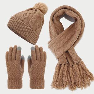 Ensemble trois pièces mode avec bonnet à pompon torsadé, écharpe et gants doublés polaire – Tenue chaude automne-hiver - Product Image 2