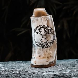 Chope à bière en corne gravée motif loup Fenrir, style viking, bête nordique sculptée - Product Image 1