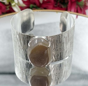 กำไลข้อมือทรงรีประดับด้วยหินธรรมชาติแบบดรูซี่  แบบปรับขนาดได้ - Product Image 4