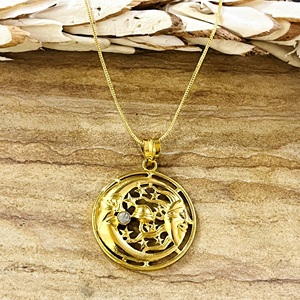 Pendentif lune croissante bohème au design unique, bijoux ethniques en laiton pour femmes, plaqué or 18 carats, médaillon soleil et étoile célestes, vente en gros OEM - Product Image 1