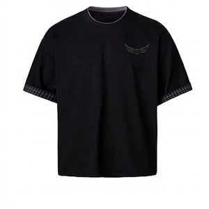 Camiseta Negra Extra Grande para Hombre con Logotipo de Alas Bordado, Manga Corta, Ribete en Contraste, Cuello Redondo, Corte Casual - Product Image 1