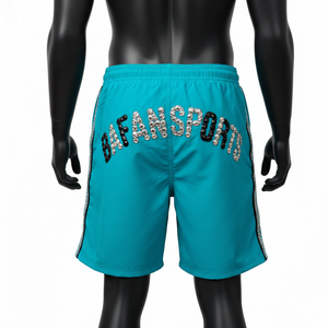 Shorts de baño de poliéster de secado rápido de alta calidad, 140 GSM, color verde azulado con franjas laterales negras y logotipo de diamantes de imitación, ropa de playa para hombre. - Product Image 2