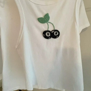 Top sin mangas de algodón blanco acanalado con parche de cerezas bordado a mano, diseño de frutas, chaleco de verano informal para mujer - Product Image 1