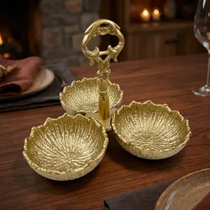 Ensemble de service décoratif en aluminium à trois bols avec finition dorée, motif coquillage texturé, support à condiments en métal ornemental pour la maison - Product Image 3