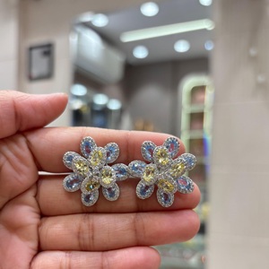 Pendientes de botón de diseño elegante y moderno con circonitas chapadas en plata de latón de primera calidad, con un brillo deslumbrante, para mujer, estilo boda, a la moda. - Product Image 2
