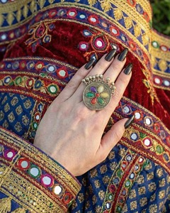 Anillo de Plata Afgano de Inspiración Antigua con Diseños de Medallón Solarrizado, Borde de Cuentas de Alta Calidad y Estilo Tradicional - Product Image 5
