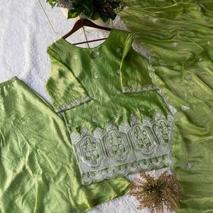 Conjunto de Top y Pantalones Plazzo con Lentejuelas Bordadas de Diseñador VASTRA COTTAGE, con Dupatta, Ropa Étnica para Fiestas - Product Image 1